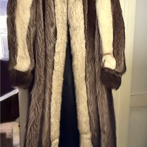 Luxurious Vintage Fox Fur Coat - Picture 2 of 8